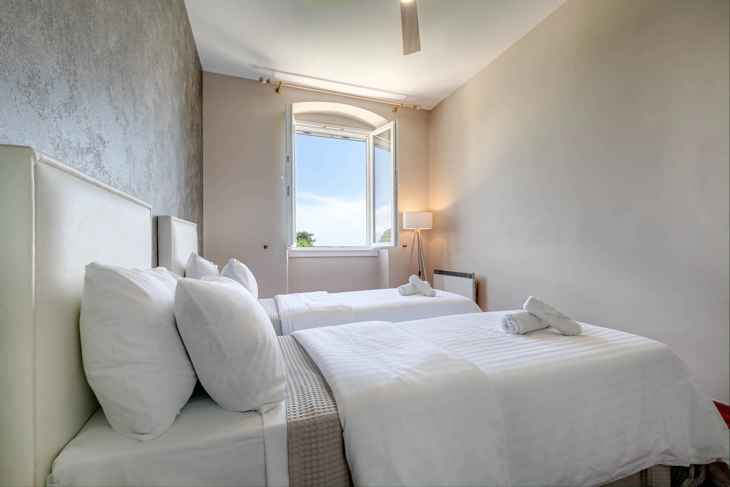 _D5A7765_6_7_8_9ph (1)-reduced-size